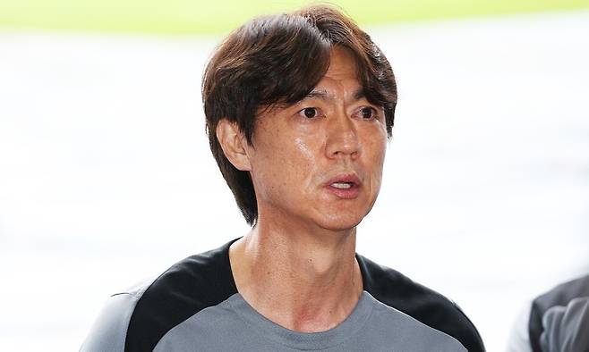 홍명보 축구대표팀 감독이 14일 경기도 성남종합운동장에서 열린 팀 훈련에 앞서 취재진 질문에 답하고 있다. 연합뉴스