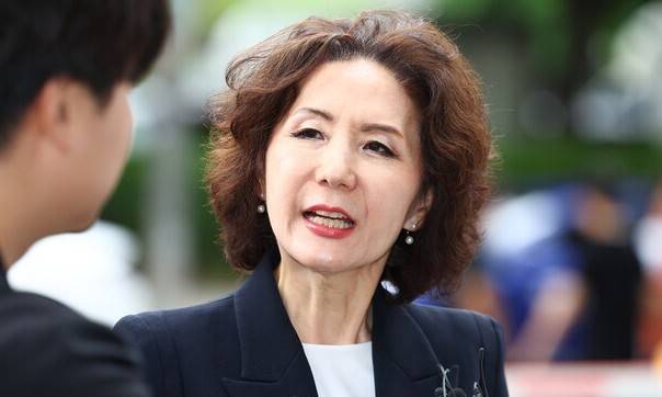 이진숙 부총리 겸 교육부 장관 후보자가 지난달 30일 서울 여의도 한국교육시설안전원에 마련된 인사청문회 준비 사무실로 출근하며 취재진의 질문을 듣고 있다. 연합뉴스