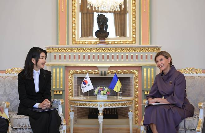 2023년 7월15일(현지시각) 대통령 윤석열의 부인 김건희씨가 우크라이나 키이우의 마린스키궁에서 우크라이나 젤렌스키 대통령의 부인 올레나 젤렌스카 여사와 환담하고 있다. 대통령실 제공