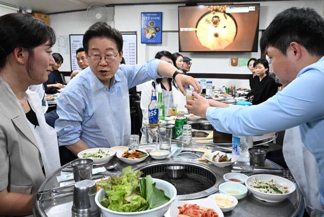 이재명(왼쪽 두 번째) 대통령이 11일 서울 종로구에 있는 한식당에서 대통령실 직원들과 함께 저녁 식사를 하고 있다. 왕태석 선임기자