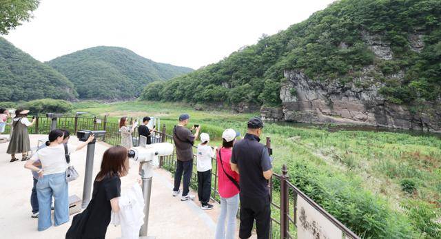 13일 울산 울주군 대곡리 반구대 암각화 전망대에서 시민들이 암각화를 관람하고 있다. 울산=연합뉴스