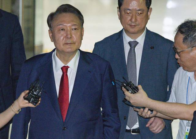 윤석열(왼쪽) 전 대통령이 9일 서울 서초구 서울중앙지법에서 열린 직권남용 등 혐의에 대한 구속 전 피의자 심문(영장실질심사)을 마친 뒤 법원 청사를 나서고 있다. 사진공동취재단