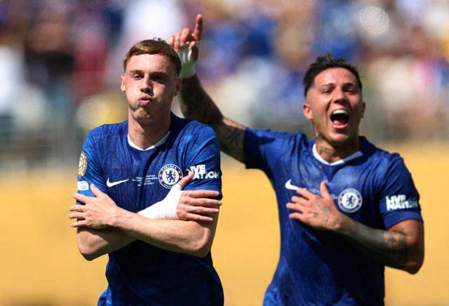 첼시의 콜 파머(왼쪽)가 14일(한국시간) 미국 뉴저지주 이스트러더퍼드의 메트라이프 스타디움에서 열린 파리 생제르맹(PSG)과의 2025 FIFA 클럽 월드컵 결승전에서 전반 두 번째 골을 터뜨린 뒤 '아이스 콜드' 세리머니를 하고 있다. 이스트러더퍼드=로이터 연합뉴스