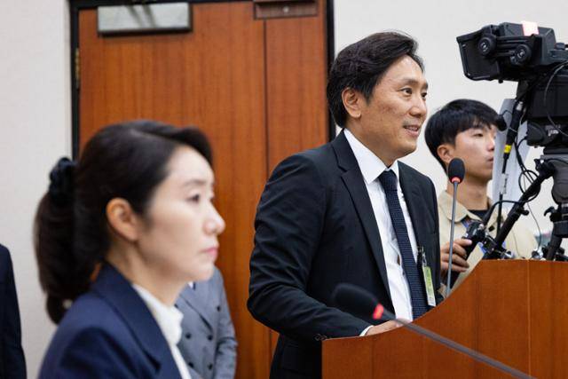 이의일 엑셀세라퓨틱스 대표가 14일 서울 여의도 국회에서 열린 강선우 여성가족부 장관 후보자 인사청문회에 증인으로 출석해 의원 질의에 답하고 있다. 뉴스1