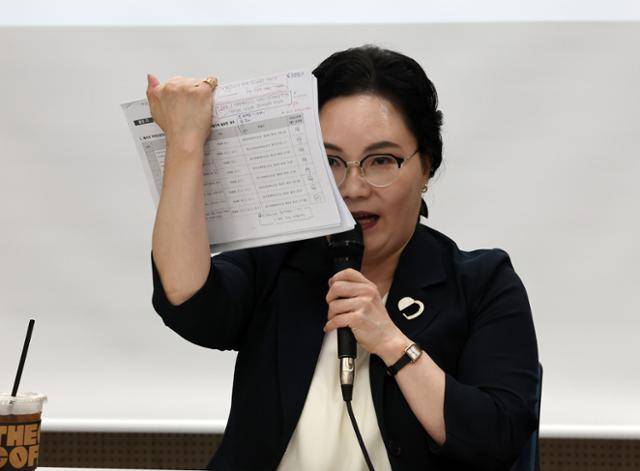 김경한 중부대 교수(전국사학민주화교수노조 위원장)이 14일 서울 용산구의 한 회의실에서 열린 이진숙 교육부 장관 후보자 논문 표절 의혹 검증을 위한 범학계 국민검증단 대국민 보고회에서 발언하고 있다. 뉴시스