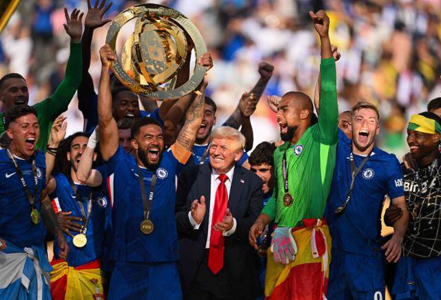 도널드 트럼프(앞줄 왼쪽 네 번째) 미국 대통령이 13일 국제축구연맹(FIFA) 주관 클럽월드컵 우승컵을 들고 있는 잉글리시 프리미어리그 축구팀 첼시FC의 주장 리스 제임스(세 번째) 옆에서 첼시 선수단과 함께 세리머니를 즐기고 있다. AFP 연합뉴스