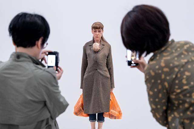 관람객이 국립현대미술관 서울관 '론 뮤익'전을 방문해 전시작 중 '쇼핑하는 여자'를 촬영하고 있다. 국립현대미술관 제공