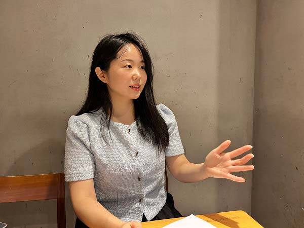 유튜버 '지방새'가 인터뷰하는 모습./사진=임민영 기자