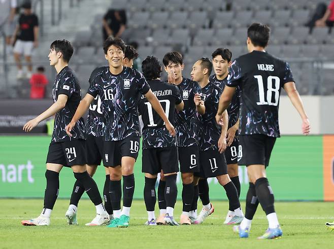 <yonhap photo-4502=""> 2-0으로 승리한 한국 (용인=연합뉴스) 홍기원 기자 = 11일 경기도 용인미르스타디움에서 열린 2025년 동아시아축구연맹(EAFF) E-1 챔피언십(동아시안컵) 남자부 2차전 한국과 홍콩의 경기. 2-0으로 승리한 한국 선수들이 기뻐하고 있다. 2025.7.11 xanadu@yna.co.kr/2025-07-11 22:00:58/ <저작권자 ⓒ 1980-2025 ㈜연합뉴스. 무단 전재 재배포 금지, AI 학습 및 활용 금지></yonhap>