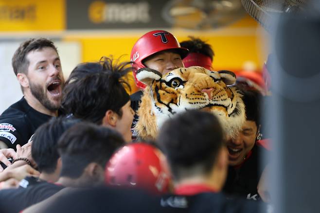 지난달 22일 인천 SSG전에서 극적인 홈런을 때려낸 김석환이 동료들의 축하를 받고 있다. KIA 제공