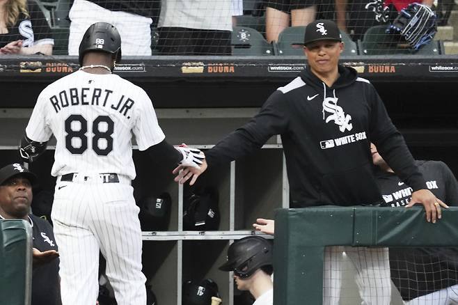 <yonhap photo-2439=""> Chicago White Sox's Luis Robert Jr., left, is congratulated by manager Will Venable after hitting a solo home run during the second inning of a baseball game against the Arizona Diamondbacks in Chicago, Tuesday, June 24, 2025. (AP Photo/Nam Y. Huh)/2025-06-25 09:30:43/ <저작권자 ⓒ 1980-2025 ㈜연합뉴스. 무단 전재 재배포 금지, AI 학습 및 활용 금지></yonhap>