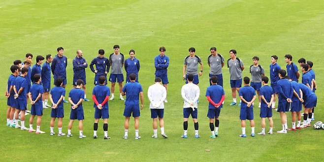 <yonhap photo-6478=""> 일본전 앞둔 홍명보 감독 (성남=연합뉴스) 홍기원 기자 = 2025년 동아시아축구연맹(EAFF) E-1 챔피언십(동아시안컵) 남자부 3차전 일본과의 경기를 앞둔 축구 국가대표팀 홍명보 감독이 14일 경기도 성남종합운동장에서 훈련 시작에 앞서 선수들에게 발언하고 있다. 2025.7.14 xanadu@yna.co.kr/2025-07-14 17:22:49/ <저작권자 ⓒ 1980-2025 ㈜연합뉴스. 무단 전재 재배포 금지, AI 학습 및 활용 금지></yonhap>