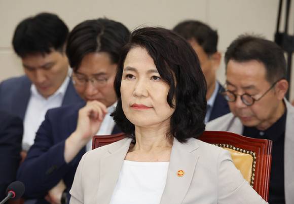 이진숙 방송통신위원장이 지난 7일 서울 여의도 국회에서 열린 과학기술정보통신위원회 전체회의에서 의원들 발언을 경청하고 있다. [사진=연합뉴스]