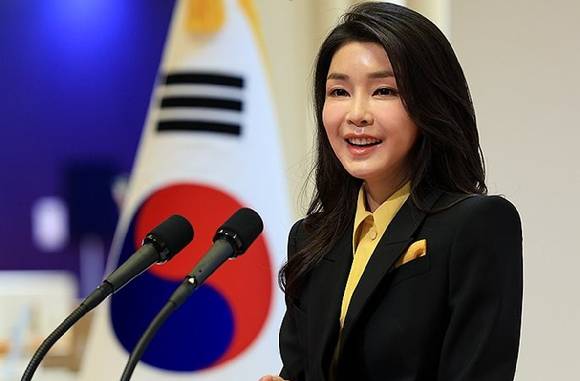 김건희 여사가 2023년 11월 1일 서울 강남구 코엑스에서 열린 '디자인코리아 2023' 개막식에서 축사하고 있다. 2023.11.1 [대통령실 제공. 재판매 및 DB 금지] [사진=연합뉴스]