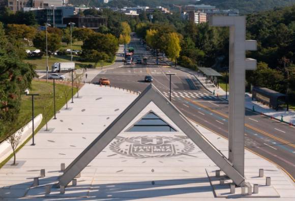 검정고치로 인서울 명문대에 입학하는 사례가 늘어났다. 사진은 서울대 정문. [사진=서울대]