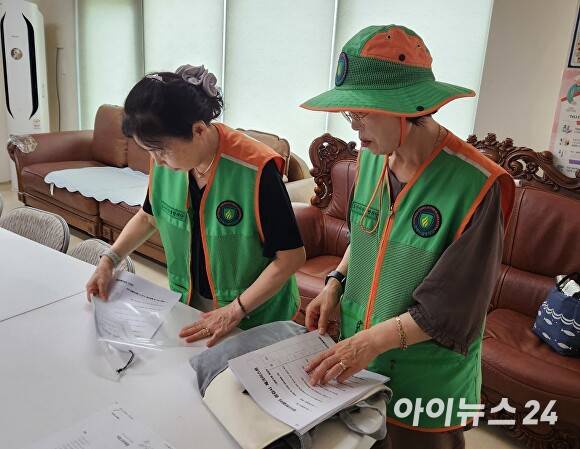 오산시와 지역자율방재단이 지역 146곳의 무더위 쉼터에 대한 합동 점검을 실시하고 있다. [사진=오산시]