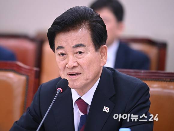 정동영 통일부 장관 후보자가 14일 오전 국회 외교통일위원회에서 열린 인사청문회에 출석해 질의에 답하고 있다. [사진=곽영래 기자]