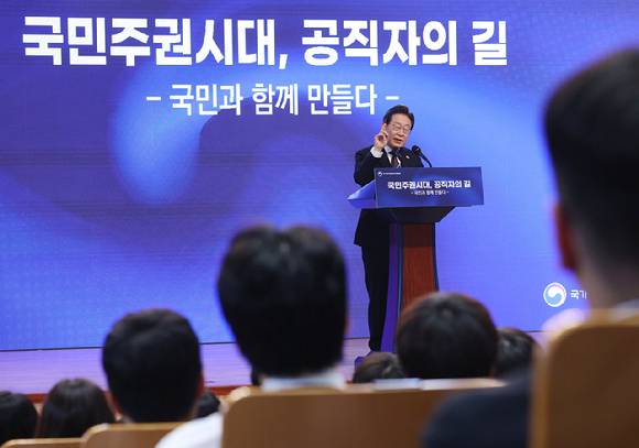 이재명 대통령이 14일 충북 진천 국가공무원인재개발원에서 70기 5급 신임관리자과정 교육생들에게 '국민주권시대, 공직자의 길'을 주제로 특강을 하고 있다. 2025.7.14 [사진=연합뉴스]