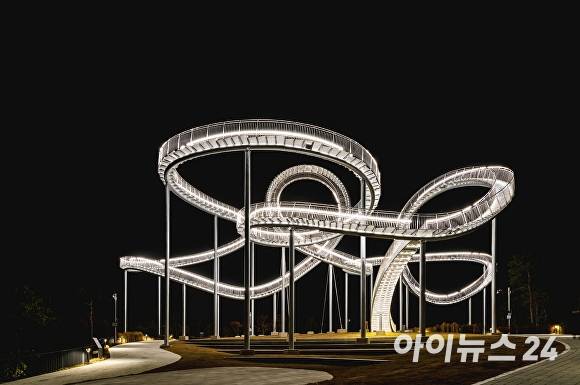 스페이스워크 야간 전경. [사진=포항시청]