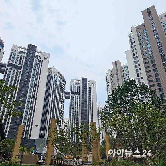 서울 개포동 디에이치퍼스티어아이파크 재건축 조합이 내홍 속에 더 격랑 속으로 빠져들고 있다. 조합 임원 선거를 둘러싸고 조합장이 출마한다고 밝히자 해임 총회를 미루는 등 복잡한 양상을 띠고 있다. 사진은 디퍼아 전경 2025.05.23 [사진=이효정 기자 ]