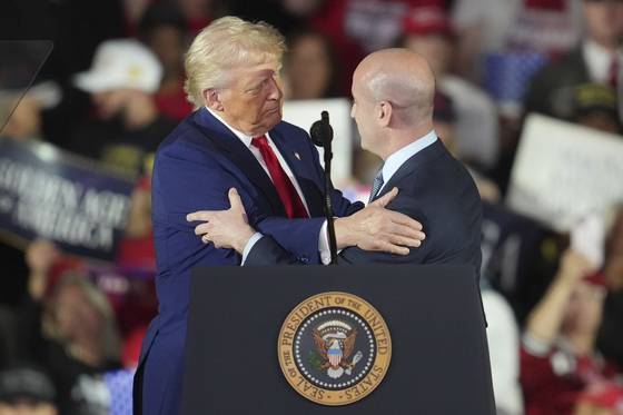 도널드 트럼프 미국 대통령이 지난 4월 29일(현지시간) 미시간주 워런에 위치한 한 행사장에서 ‘취임 100일’ 연설을 하면서 스티븐 밀러 백악관 부비서실장과 인사하고 있다. AP=연합뉴스