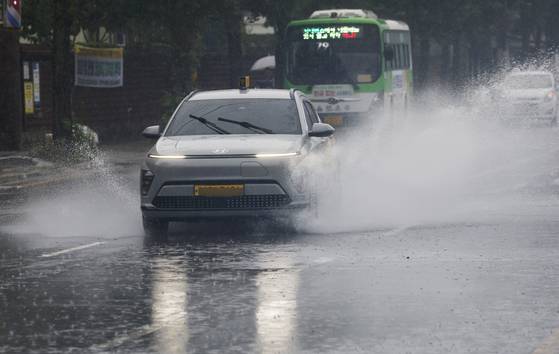13일 광주전남 일부지역에 호우주의보가 발효된 가운데 남구 월산동 광주천 옆도로에 차들이 물보라를 일으키며 조심스럽게 주행하고 있다. 뉴스1