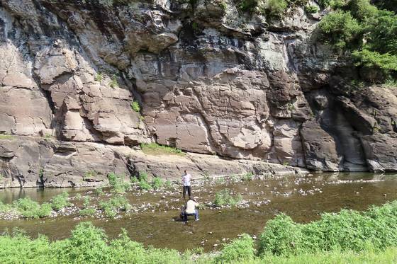 김호석 화백이 지난 7월 1일 오후 반구대 암각화 앞에서 설명하고 있다. 반구천은 이틀 전 폭우로 불어났으나 이날 신발을 신고 걸어 들어갈 수 있을 정도로 물이 빠졌다. 김홍준 기자.