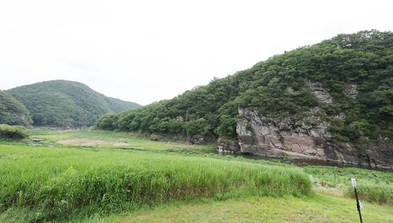 13일 울산시 울주군 대곡리 반구대 암각화 전경. 지난 12일 '울주 대곡리 반구대 암각화'와 '울주 천전리 명문과 암각화'로 구성된 '반구천의 암각화'가 유네스코 세계유산으로 등재됐다. 연합뉴스