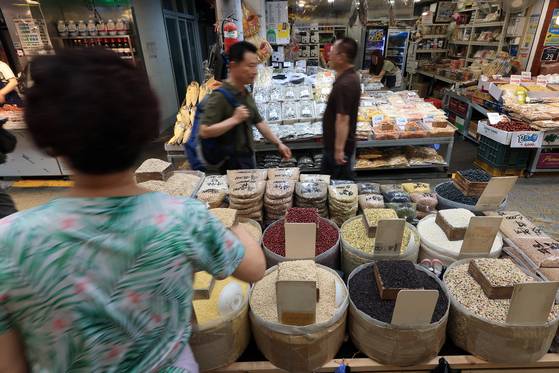 지난 1일 서울 동대문구 고산자로 경동시장에서 상인들이 손님을 기다리고 있다. 뉴스1