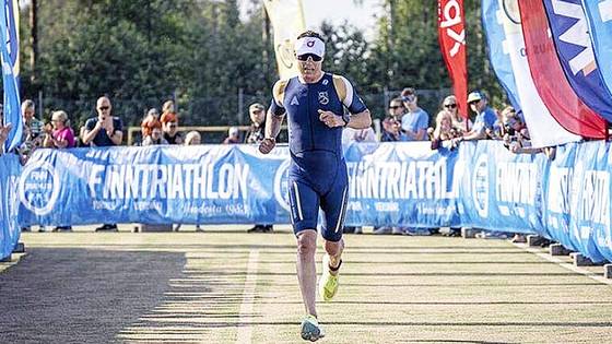 알렉산데르 스투브(57) 핀란드 대통령이 요로이넨에서 열린 지역 트라이애슬론 경기에서 2위에 올랐다. 사진 엑스 캡처