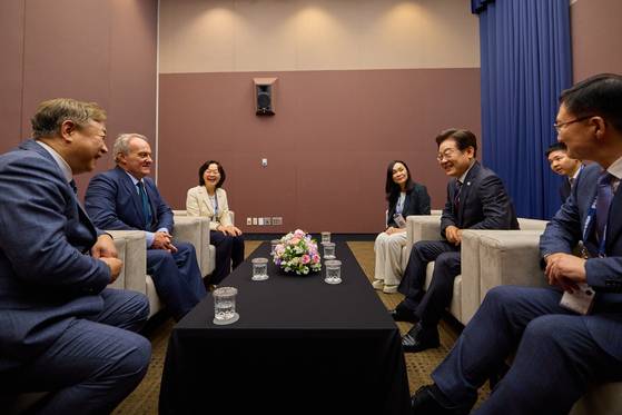 이재명 대통령이 지난 13일 서울 강남구 코엑스에서 열린 2025 세계정치학회(IPSA) 서울총회 개막식에 참석해 세계정치학회장 파블로 오냐테 스페인 발렌시아대 교수, 세계정치학회 서울총회 조직위원장인 김의영 서울대 교수 등과 사전 환담을 하고 있다. 사진 대통령실