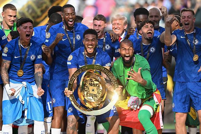 첼시 선수들이 클럽월드컵 우승 트로피를 들어 올릴 때까지, 도널드 트럼프 미국 대통령은 시상대를 떠나지 않고 정중앙에 계속 서 있었다. [신화=연합뉴스]