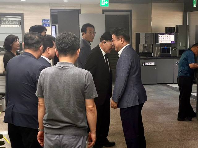 ▲ 윤호중(사진 오른쪽) 행정안전부 장관 후보자가 지난 12일 춘천 호반장례식장에서 지역 인사들과 인사를 나누고 있다.  이정호 기자