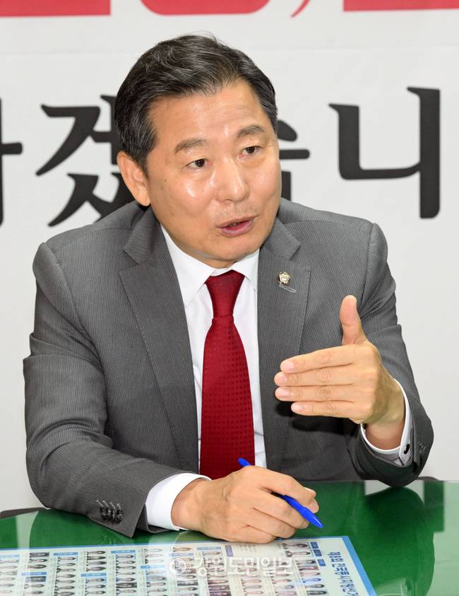 ▲ 이철규(동해·태백·삼척·정선)) 국민의힘 도당위원장이 14일 춘천 도당사에서 강원도민일보 이정호 기자와 인터뷰를 하고 있다. 김정호 기자