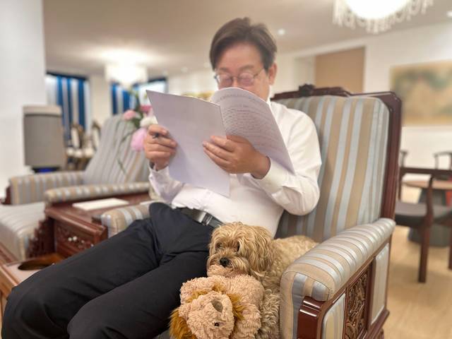 ▲ 대통령실은 이재명 대통령이 서울 한남동 관저에서 반려견 ‘바비’와 함께 하는 모습을 14일 SNS에 공개했다. 연합뉴스