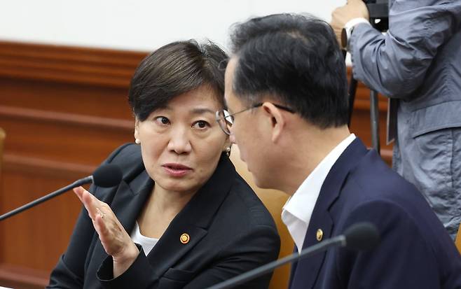 송미령 농림축산식품부 장관이 지난 10일 오전 서울 종로구 정부서울청사에서 열린 국정현안관계장관회의에서 대화를 나누고 있다. 뉴스1