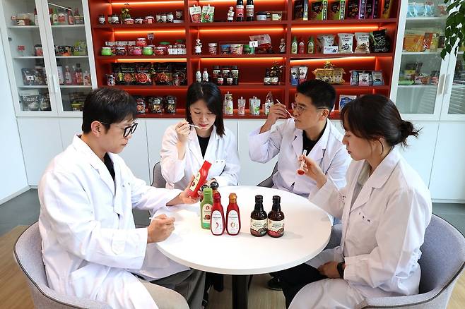 대상의 글로벌 소스 개발을 담당하는 연구원들이 연구개발 기지인 서울 마곡 ‘이노파크’에서 소스 시식 실험을 진행하고 있다.