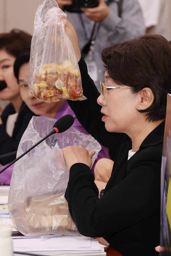 국민의힘 이달희 의원이 14일 국회 여성가족위원회에서 열린 강선우 여성가족부 장관에 대한 인사청문회에서 음식물 쓰레기를 들어보이며 갑질 의혹 관련해 질문하고 있다. 사진=연합뉴스