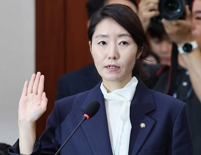 강선우 여성가족부 장관 후보자가 14일 서울 여의도 국회에서 열린 인사청문회에 출석해 선서하고 있다.  / 사진=뉴스1