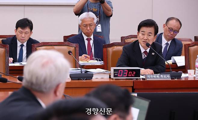 정동영 통일부 장관 후보자가 14일 국회 외교통일위원회에서 열린 인사청문회에 출석해 의원의 질의에 답변하고 있다. 권도현 기자