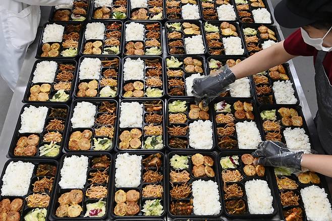시민들에게 배달할 도시락을 준비 중인 수원새빛돌봄 도우미. 수원시 제공