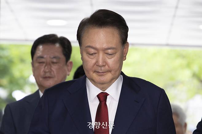 윤석열 전 대통령이 지난 9일 오후 구속 전 피의자 심문(영장실질심사)을 받기 위해 서울 서초구 서울중앙지방법원으로 들어서고 있다. 문재원 기자