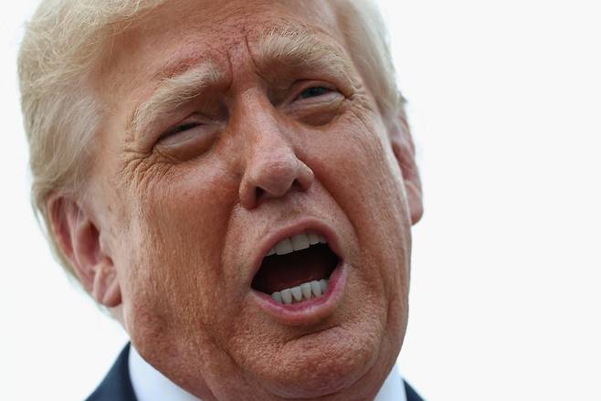 13일 도널드 트럼프 미국 대통령이 미국 앤드루스 합동기지에 도착한 후 취재진과 대화하고 있다. 로이터연합뉴스