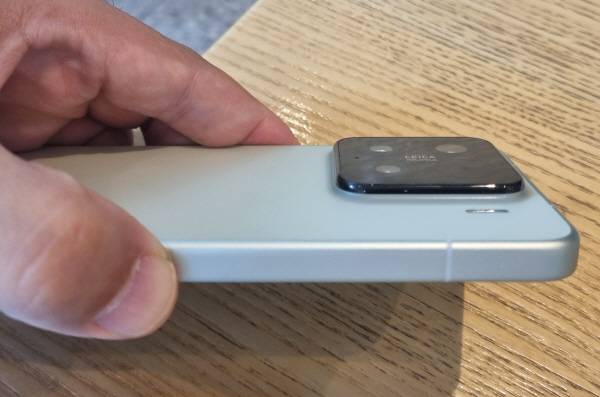 샤오미 15 측면을 촬영했다. 정옥재 기자