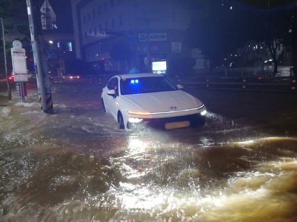 부산 사상구 한 도로가 침수된 모습. 부산소방재난본부 제공