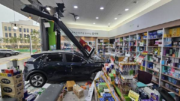 약국 안으로 돌진한 SUV 차량. 독자제공