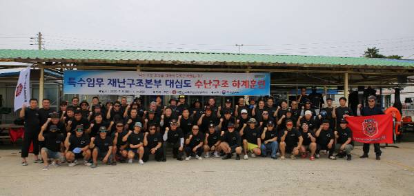 훈련에 참가한 대한민국특수임무유공자회 회원들이 기념촬영하고 있다.