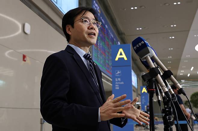 Trade Minister Yeo Han-koo speaks to reporters upon arriving in Incheon International Airport following a trip to Washington on July 10. [NEWS1]