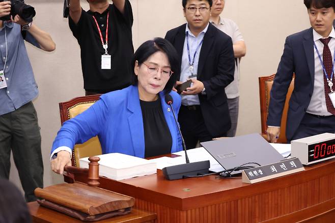 더불어민주당 소속 최민희 국회 과학기술정보방송통신위원장이 14일 국회 과학기술정보통신위원회 전체 회의에서 열린 배경훈 과학기술정보통신부 장관 후보자의 인사청문회에서 산회를 선언하고 있다. 연합뉴스