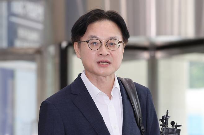 산업통상자원부 장관 후보자로 지명된 김정관 두산에너빌리티 전 사장이 지난달 30일 서울 강남구 한국기술센터에 마련된 인사청문회 준비사무실로 첫 출근하며 취재진의 질문에 답하고 있다. 연합뉴스